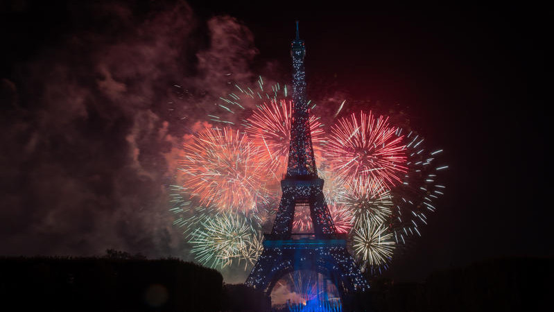 La Tour Eiffel, de nuit, entourée par un feu d'artifices 
